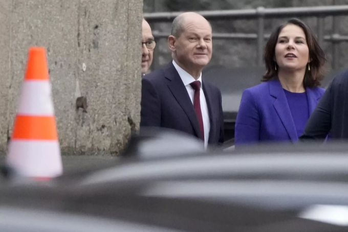 Olaf Scholz (SPD) und Annalena Baerbock (Grüne) auf dem Weg zur gemeinsamen Medienkonferenz. Baerbock Scholz