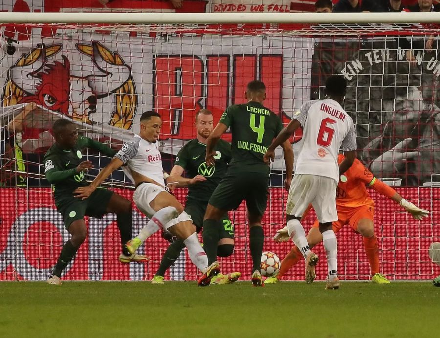 Zweimal reagiert der U21-Nati-Star nach einem Eckball am schnellsten.