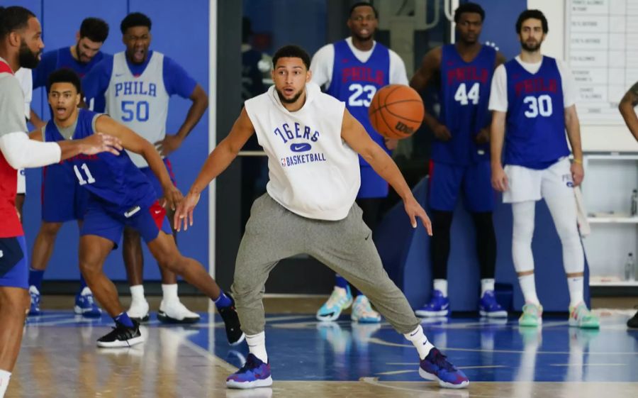 Der NBA-Star trainiert in Trainerhosen und mit dem Handy in der Tasche.