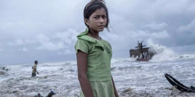 Ein Mädchen steht vor den Überresten von ihrem Teeladen, der durch das Meerwasser auf der Insel Namkhana völlig zerstört ist. Das Foto von Fotograf Supratim Bhattacharjee erhält den ersten Preis beim internationalen Wettbewerb Unicef-Foto des Jahres 2021 des UN-Kinderhilfswerks Unicef. Foto: Supratim Bhattacharjee, Indien/UNICEF/dpa Ein Mädchen steht vor den Überresten von ihrem Teeladen, der durch das Meerwasser auf der Insel Namkhana völlig zerstört ist. Das Foto von Fotograf Supratim Bhattacharjee erhält den ersten Preis beim internationalen Wettbewerb Unicef-Foto des Jahres 2021 des UN-Kinderhilfswerks Unicef. Foto: Supratim Bhattacharjee, Indien/UNICEF/dpa