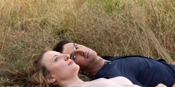 lma (Maren Eggert) und Tom (Dan Stevens) erfinden sich eine gemeinsame Geschichte. Foto: Christine Fenzl/SWR/Letterbox Filmproduktion/dpa lma (Maren Eggert) und Tom (Dan Stevens) erfinden sich eine gemeinsame Geschichte. Foto: Christine Fenzl/SWR/Letterbox Filmproduktion/dpa