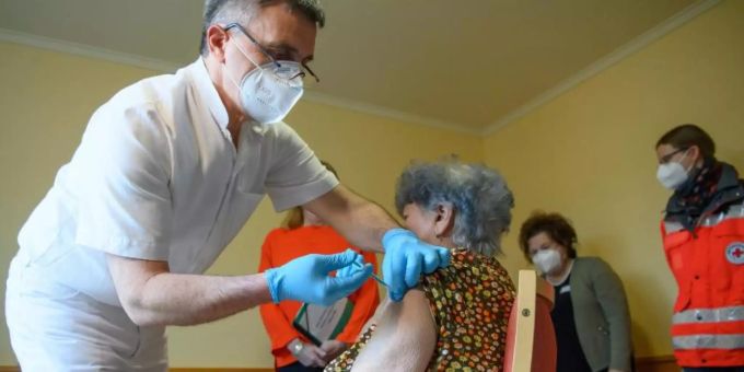 Der Deutsche Ethikrat befürwortet eine Ausweitung der kürzlich beschlossenen Impfpflicht für Personal in Einrichtungen wie Kliniken und Pflegeheimen auf «wesentliche Teile der Bevölkerung». Foto: Robert Michael/dpa-Zentralbild Pool/dpa Der Deutsche Ethikrat befürwortet eine Ausweitung der kürzlich beschlossenen Impfpflicht für Personal in Einrichtungen wie Kliniken und Pflegeheimen auf «wesentliche Teile der Bevölkerung». Foto: Robert Michael/dpa-Zentralbild Pool/dpa