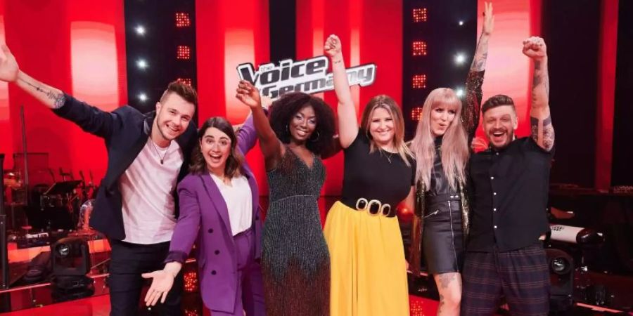 Die Gewinnerinnen und Gewinner aus dem «The Voice of Germany»-Halbfinale: Sebastian Krenz (l-r), Linda Elsener, Gugu Zulu, Katarina Mihaljevic sowie Charlene und Florian Gallant. Foto: Annette Riedl/dpa