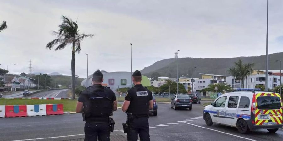 Gendarmen patrouillieren an einem Kreisverkehr in Noumea. Das strategisch wichtige Überseegebiet Neukaledonien wird auch künftig weiter zu Frankreich gehören. Foto: Clotilde Richalet/AP/dpa