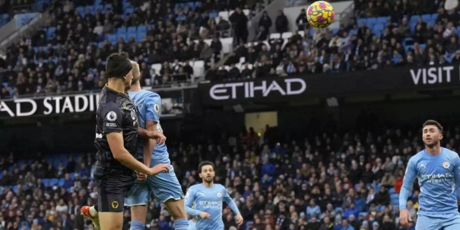 Man City kämpft sich zum Sieg gegen Max Kilman (2.v.l) und die Wolves. Foto: Andrew Yates/CSM via ZUMA Wire/dpa