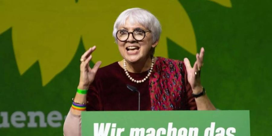 Die Bundestagsvizepräsidentin der Grünen, Claudia Roth, spricht bei der Landesdelegiertenkonferenz der bayerischen Grünen im Messezentrum. Foto: Stefan Puchner/dpa