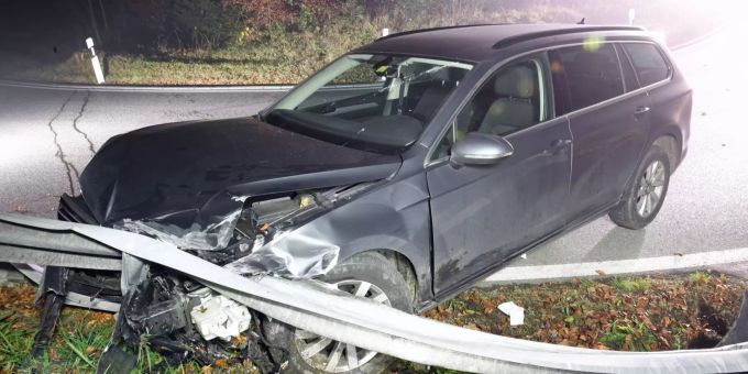 Auf der Kantonsstrasse in Schwarzenbach prallte ein Fahrzeuglenker mit seinem Auto gegen eine Leitplanke.