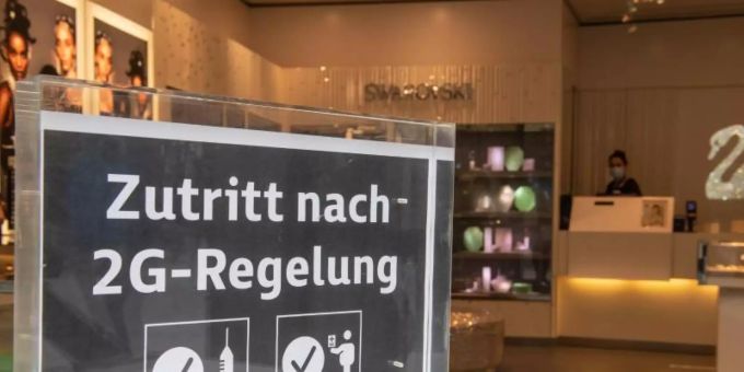 Ein Schild weist an einem Ladengeschäft in der Innenstadt von Frankurt am Main auf die 2G-Regelung hin. Foto: Julia Cebella/dpa Ein Schild weist an einem Ladengeschäft in der Innenstadt von Frankurt am Main auf die 2G-Regelung hin. Foto: Julia Cebella/dpa