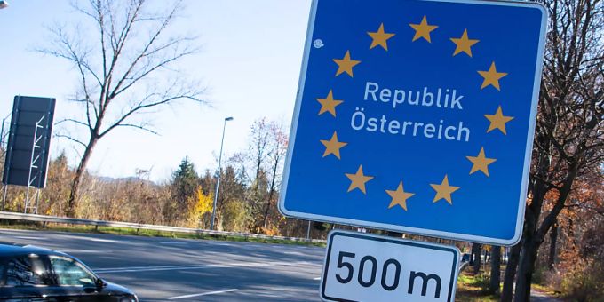 Ein Schild kennzeichnet den Grenzübergang zur «Republik Österreich». Zur Eindämmung der Omikron-Variante des Coronavirus verschärft Österreich seine Einreisebestimmungen. Nach Angaben des Gesundheitsministeriums ist bis auf weiteres ein 2G-Nachweis zur Einreise notwendig. Foto: Sven Hoppe/dpa Coronavirus