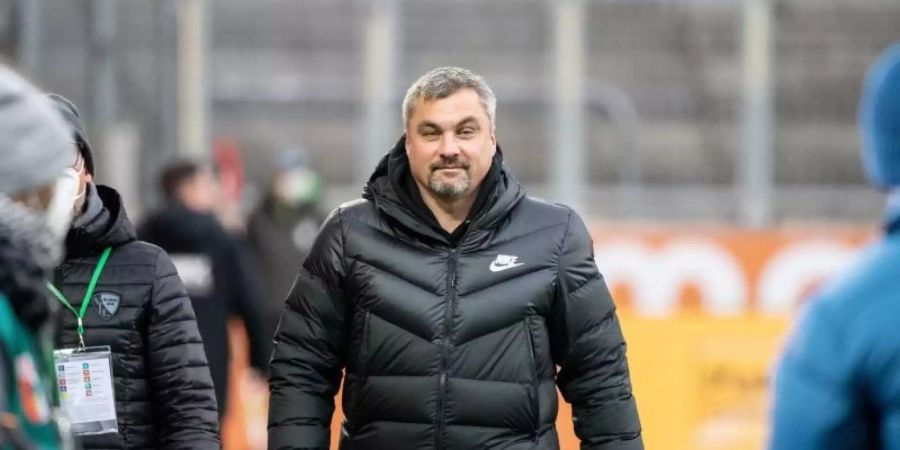 Trainer Thomas Reis vom VfL Bochum kommt vor Spielbeginn zum Interview. Foto: Matthias Balk/dpa