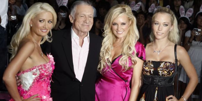 Holly Madison (links) mit Hugh Hefner, Bridget Marquardt und Kendra Wilkinson. hugh hefner