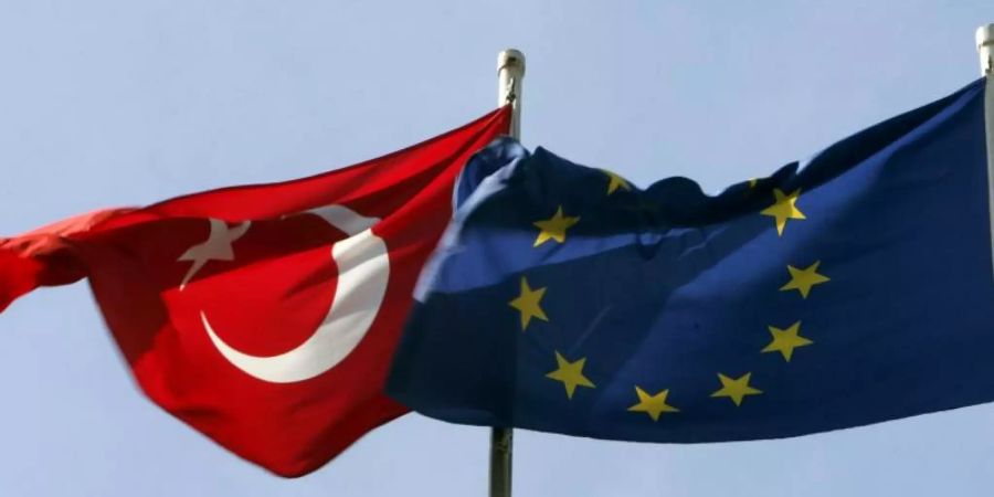 Die türkische und die europäische Flagge. Foto: Tolga Bozoglu/EPA/dpa