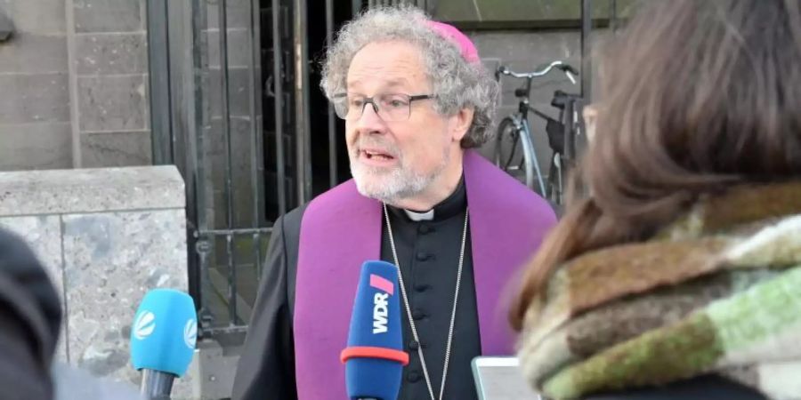 Diözesan-Administrator Rolf Steinhäuser gibt nach dem Bussgottesdienst des Erzbistums Köln im Zuge der Aufarbeitung sexueller Gewalt vor dem Dom ein Statement ab. Foto: Henning Kaiser//dpa