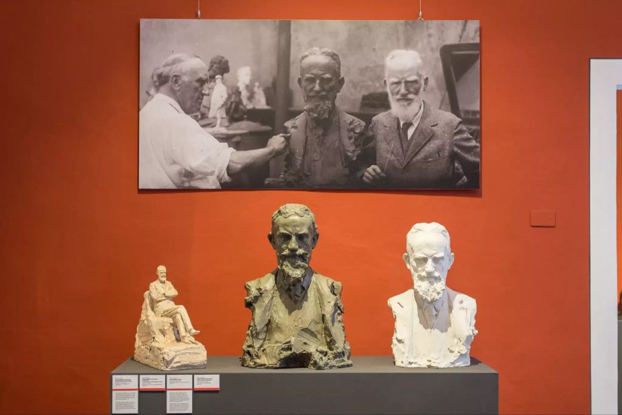 Diese zwei Porträtbüsten und die kleine Figur links zeugen von der Freundschaft zwischen Paolo Troubetzkoy und George Bernard Shaw, dem Dichter des 'Pygmalion'. Für alle, die ein Faible für Zusammenhänge haben: Paolo Troubetzkoy ist der Cousin des Sprachwissenschaftlers Nikolai Troubetzkoy; Sprachwissenschaftler ist auch die Figur des Professor Higgins aus Shaws 'Pygmalion'; und in Ovids 'Pygmalion' schafft es ein Bildhauer, wie Troubetzkoy einer war, die von ihm geschaffene Statue zum Leben zu erwecken.