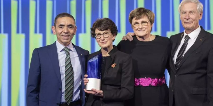 Ugur Sahin (l-r), seine Frau Özlem Türeci, Gründer des Mainzer Corona-Impfstoff-Entwicklers Biontech, Katalin Kariko, Senior Vizepräsidentin von Biontech, und Christoph Huber, Gründer von Biontech. Foto: Christophe Gateau/dpa