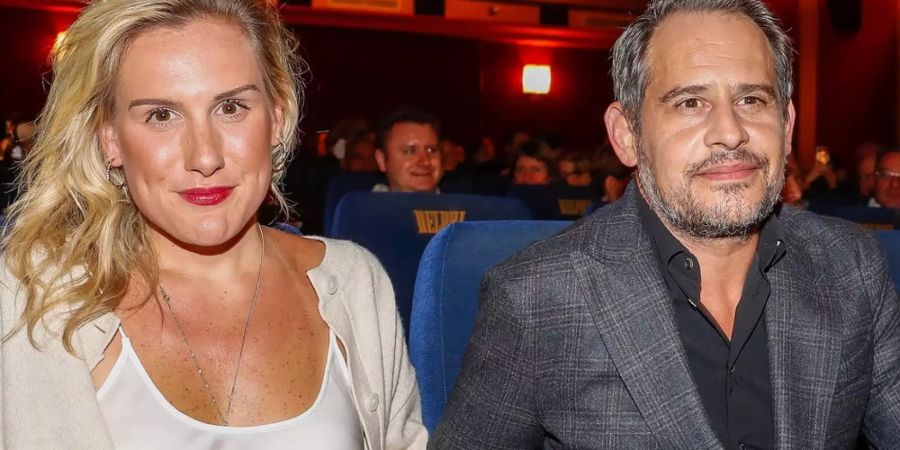 Moritz Bleibtreu mit seiner Partnerin bei der Premiere von «Faking Hitler» in Berlin.