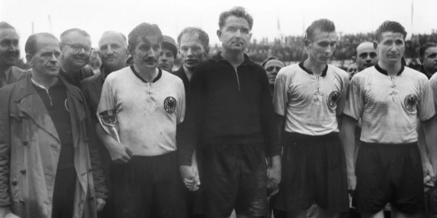 Trainer Sepp Herberger (l.) holt mit Deutschland den ersten WM-Titel.