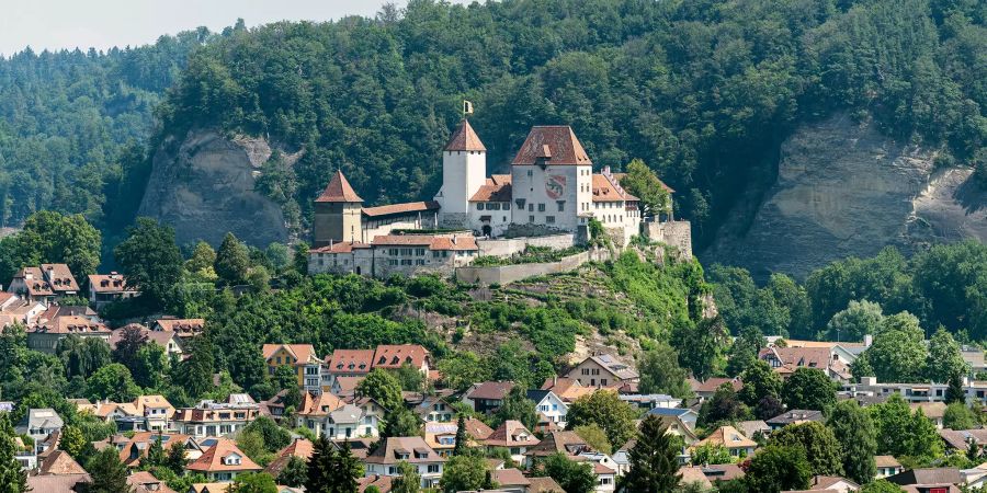 Die Anlage des Schloss Burgdorf mit dem mächtigen Bergfried, dem Berner Wappen, Türmen und Mauern und den Burghügel.