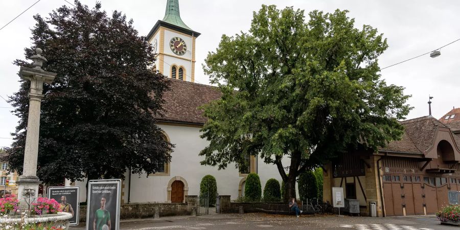 Die ev.-ref. Kirche und rechts das historische Feuerwehrdepot in Nidau.