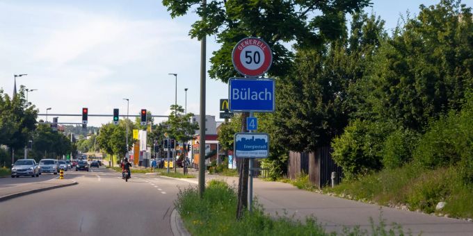 Einfahrt und Ortsschild in Bülach. Einfahrt und Ortsschild in Bülach.