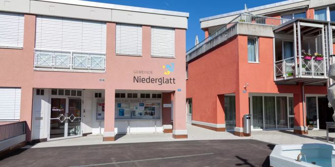 Das Gemeindehaus in Niederglatt. - Kanton Zürich Das Gemeindehaus in Niederglatt. - Kanton Zürich