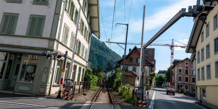 Ein ICE der Deutschen Bahn quert die Marktgasse mitten in Interlaken.