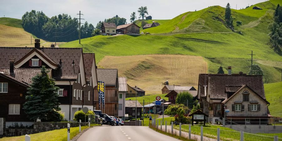 Die Gontenstrasse Richtung Einfahrt Gonten (AR).