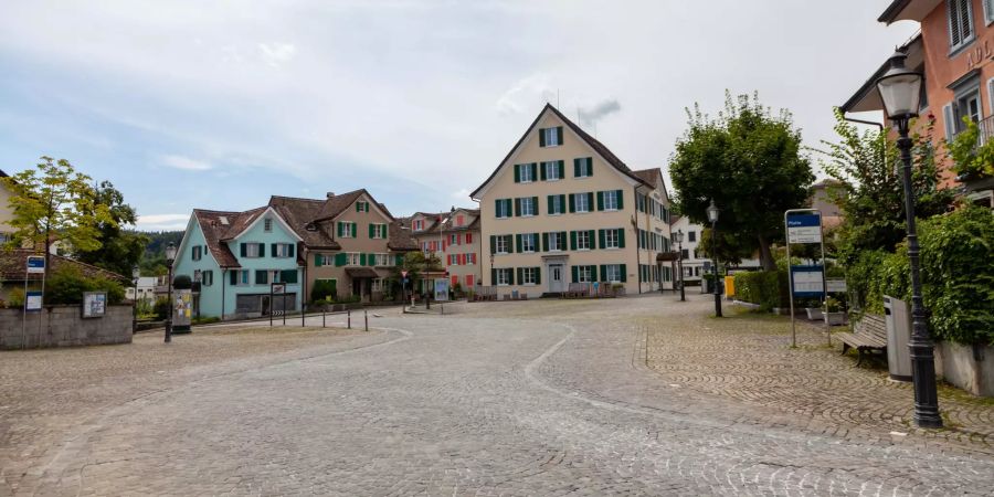 Die Busstation Platte im Dorfzentrum von Thalwil.