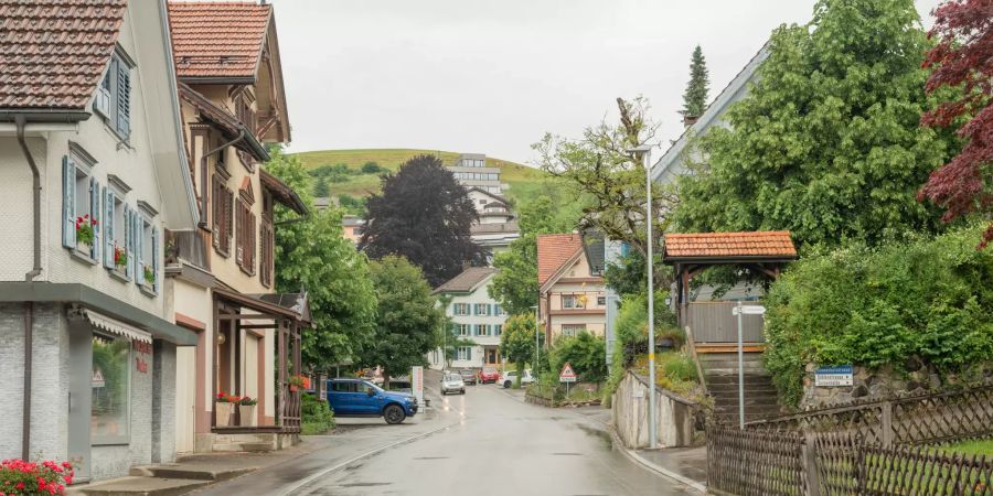 Dorfstrasse in Oberhelfenschwil.