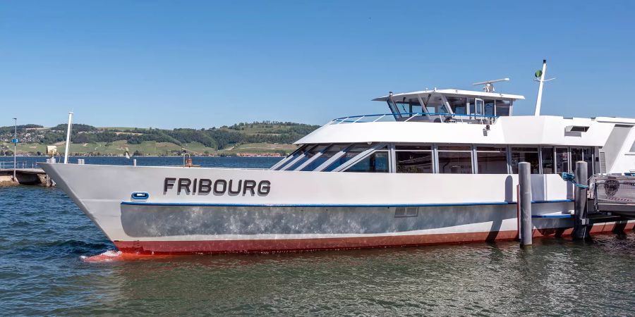 Die MS Fribourg im Hafen von Murten. Hinten der Mont-Vuilly.