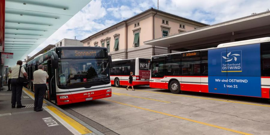 Die Busstation am Bahnhof Frauenfeld.