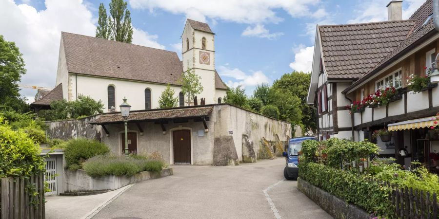 Die alte Dorfkirche St. Peter und Paul an der Schönenbuchstrasse 1 in Allschwil.