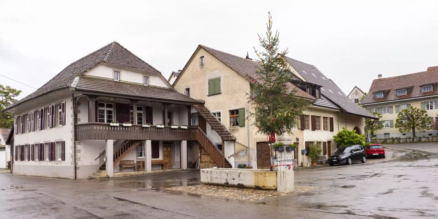 Der historische Dorfkern mit dem Dorfbrunnen in Wenslingen.