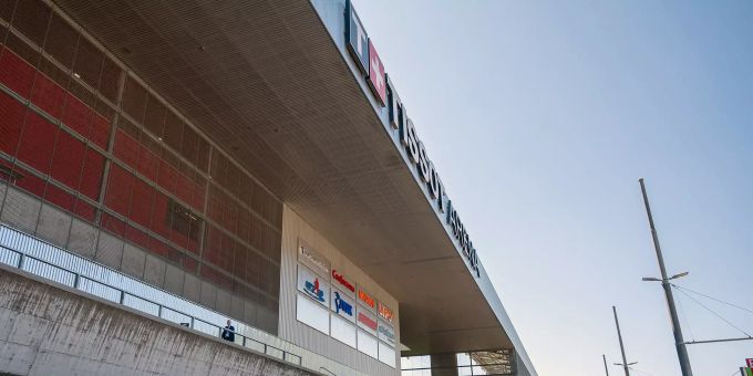 Die Tissot Arena am Boulevard des Sports 18 in Biel beherbergt neben einem Einkaufszentrum auch das Eisstadion des SC Biel mit Nebenfeld, das Fussballstadions des FC Biel, eine Curlinghalle und vier Aussensportfeldern. Die Tissot Arena am Boulevard des Sports 18 in Biel beherbergt neben einem Einkaufszentrum auch das Eisstadion des SC Biel mit Nebenfeld, das Fussballstadions des FC Biel, eine Curlinghalle und vier Aussensportfeldern.
