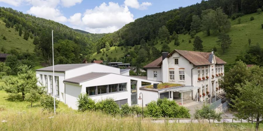 Die Schule und Gemeindeverwaltung am Schulweg in Dittingen.