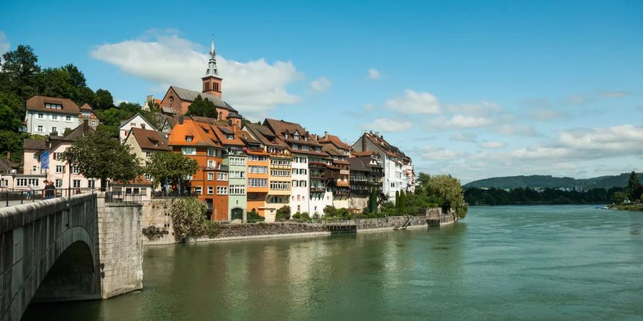 Die Laufenbrücke mit Blick auf den Rhein in Laufenburg.