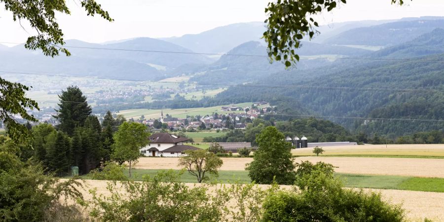 Blick auf Röschenz (BL), gesehen von der Challhöhe aus.