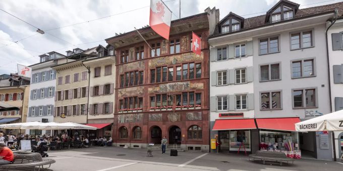 Rathaus in Liestal, Gemeindeverwaltung in der historischen Altstadt. 1832 wurde der Kanton Basel-Landschaft gegründet und Liestal zu dessen Hauptstadt. Rathaus in Liestal, Gemeindeverwaltung in der historischen Altstadt. 1832 wurde der Kanton Basel-Landschaft gegründet und Liestal zu dessen Hauptstadt.