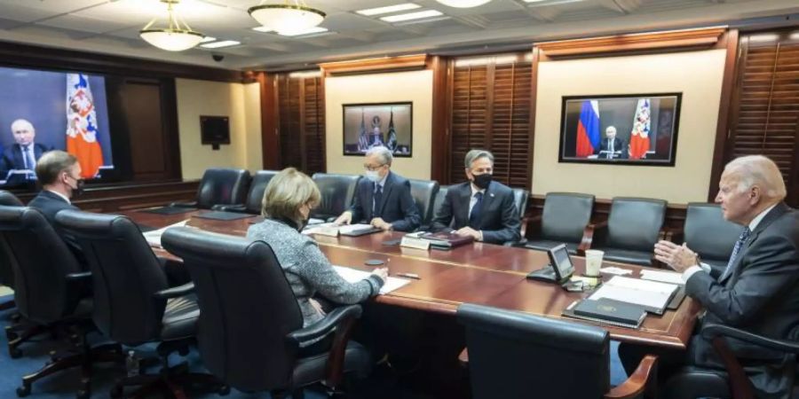 US-Präsident Joe Biden (r) spricht per Videogeschalte mit Kremlchef Wladimir Putin. Foto: Adam Schultz/White House/Planet Pix via ZUMA Press Wire/dpa