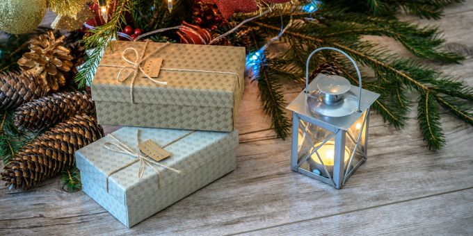 Friedliche Weihnachten: Weihnachtsgeschenke liegen unter einem Tannenbaum. weihnachten