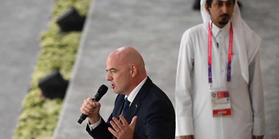 FIFA-Präsident Gianni Infantino (l) hielt vor der Partie zwischen Katar und Ecuador eine Rede.