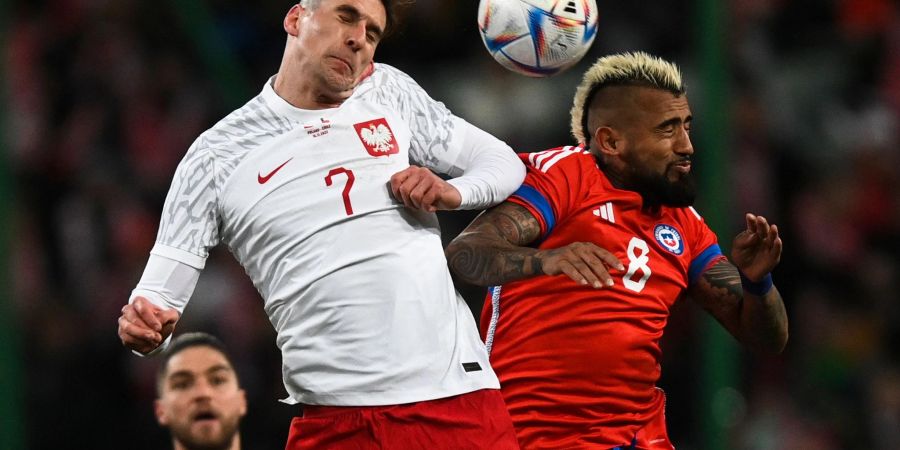 Der Pole Arkadiusz Milik (l) und der Chilene Arturo Vidal in Aktion.