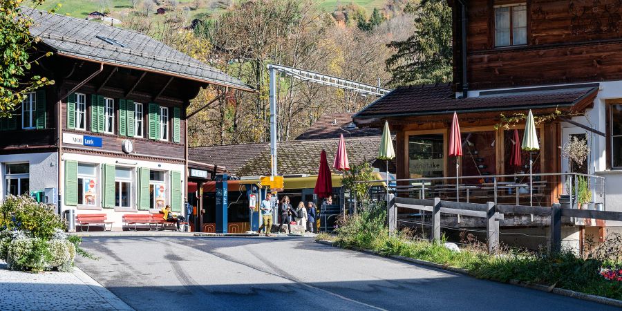 Bahnhof Lenk der Montreux Oberland Bahn und Bahnhofplatz an der Lenk im Simmental. - Lenk
