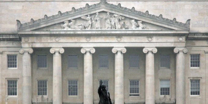 Die Statue von Lord Carson vor dem nordirischen Parlamentsgebäude nordirland