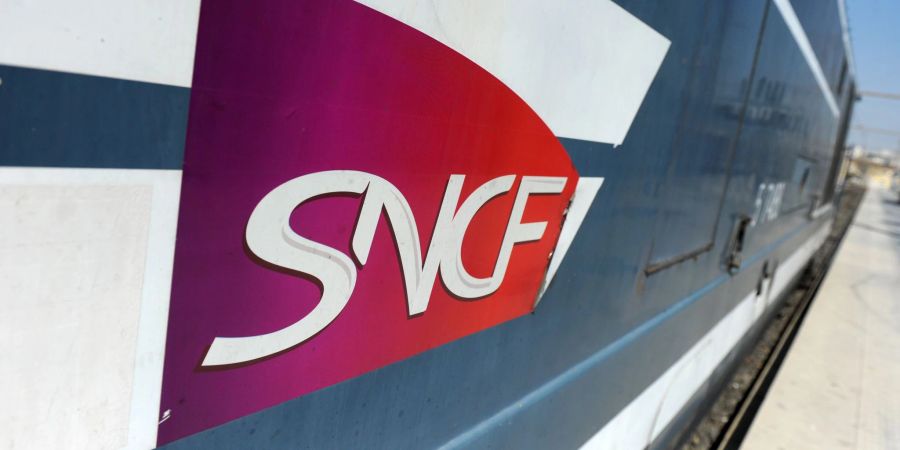 Ein Zug mit dem Logo der nationalen französischen Eisenbahngesellschaft Société nationale des chemins de fer français (SNCF).