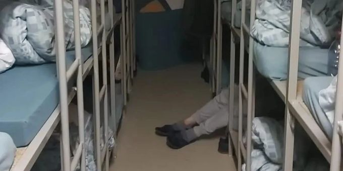 «Unmenschlich» - 50 Migranten müssen sich angeblich ein Zimmer teilen