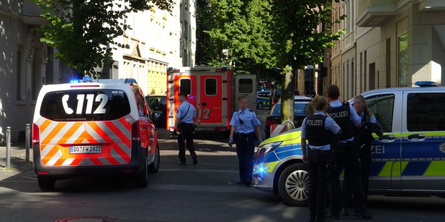Beamte sichern am 8. August 2022 den Einsatzort in Dortmund, wo ein 16-Jähriger durch Schüsse von Polizisten tödlich verletzt wurde.