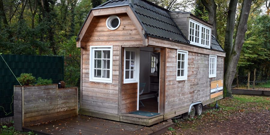 Ein Tiny House der Firma Tiny House Manufaktur aus Köln steht in einem Wald. Das Interesse an Häusern mit besonders geringer Gesamtfläche nimmt nach Einschätzung von Experten zu.