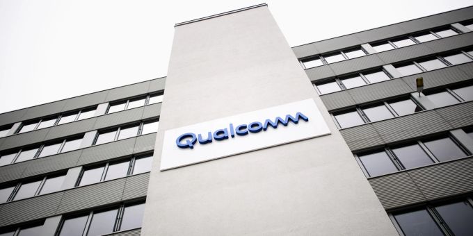 Der Chipkonzern Qualcomm prognostiziert einen Abschwung im Smartphone-Markt. Als wichtiger Zulieferer der Branche ist er ein gutes Barometer für das Geschäft. Der Chipkonzern Qualcomm prognostiziert einen Abschwung im Smartphone-Markt. Als wichtiger Zulieferer der Branche ist er ein gutes Barometer für das Geschäft.