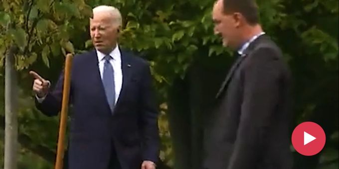 Amerikaner besorgt - Joe Biden verläuft sich im eigenen Garten